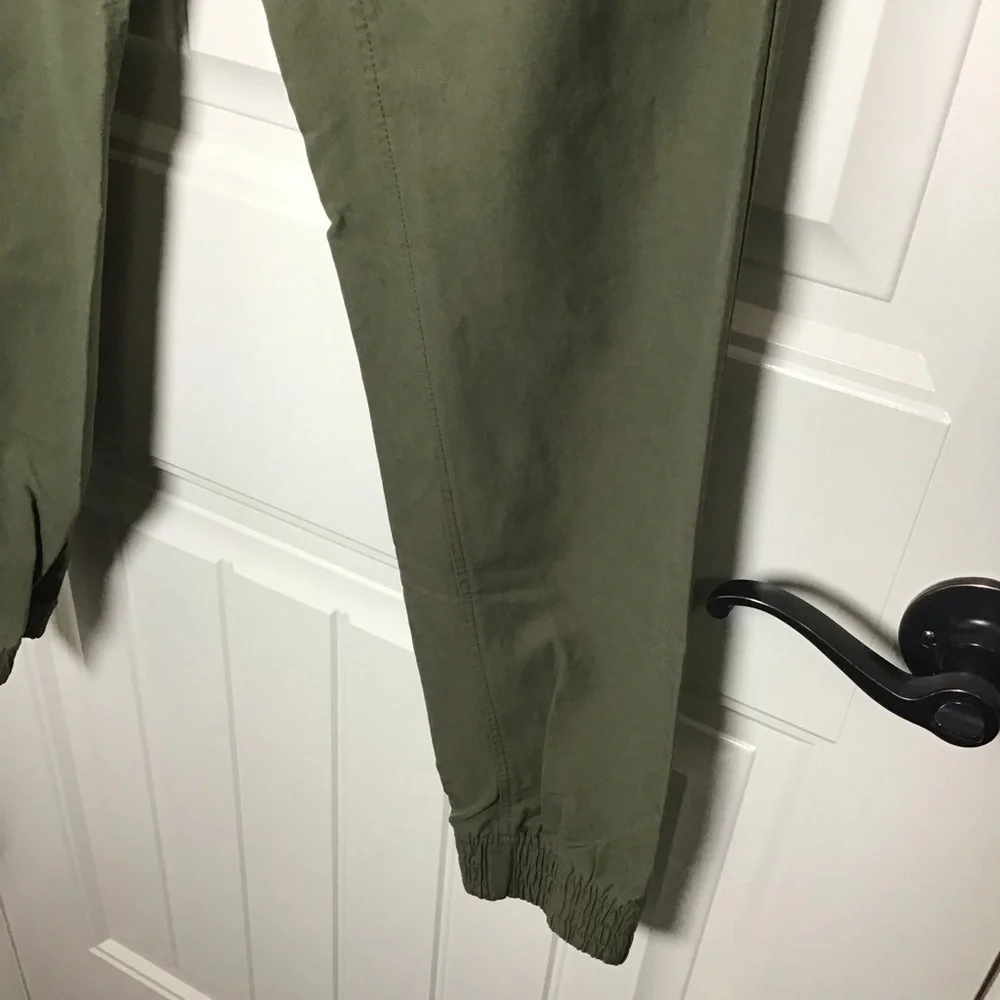 Nike Slim Fit Jogger in Olive Green Size Small.